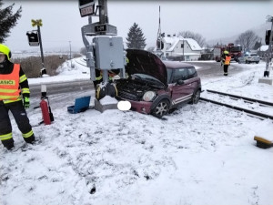 Provoz na železnici u Petrova nad Desnou zastavila nehoda osobního auta na přejezdu
