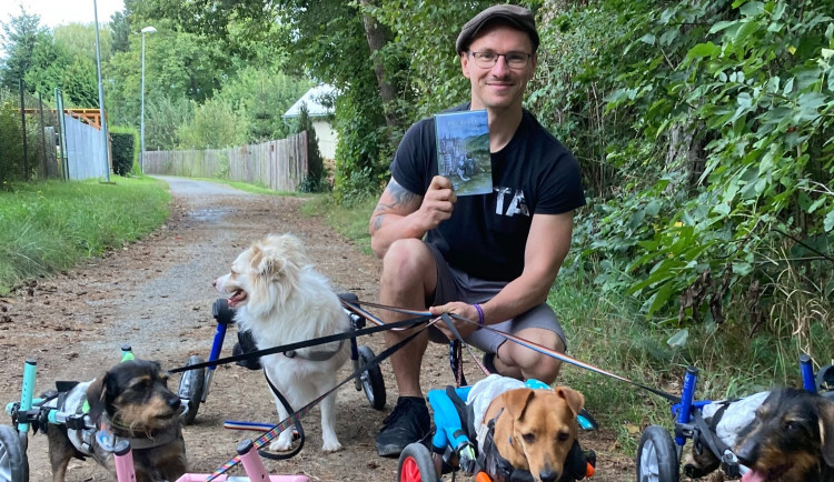 Kniha Psí život zaznamenala velký úspěch. I díky pomoci jezevčíkům