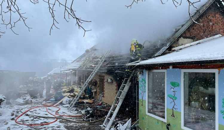 Neopatrné svařování v garáži na Novobydžovsku poslalo do akce desítky hasičů