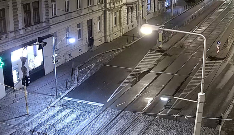 Spícího muže obral v centru Olomouce o mobil. Policie žádá veřejnost o pomoc