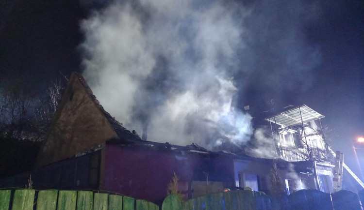 Osm jednotek hasičů likvidovalo požár stavení na Šumpersku. Škoda přesáhne milion