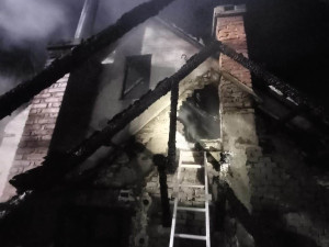 Sedm jednotek hasičů likvidovalo požár stavení na Šumpersku. Škoda přesáhne milion