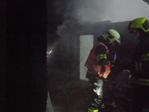 Sedm jednotek hasičů likvidovalo požár stavení na Šumpersku. Škoda přesáhne milion