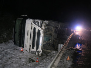 Dálniční tah z Olomouce na Ostravu zastavilo vyprošťování kamionu se dřevem
