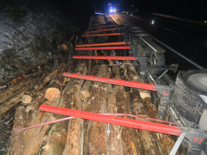 Dálniční tah z Olomouce na Ostravu zastavilo vyprošťování kamionu se dřevem