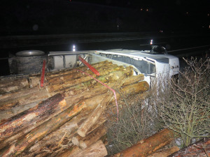 Dálniční tah z Olomouce na Ostravu zastavilo vyprošťování kamionu se dřevem