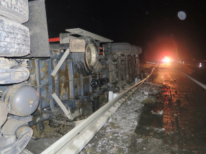 Dálniční tah z Olomouce na Ostravu zastavilo vyprošťování kamionu se dřevem