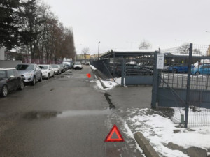 Namol opilý šedesátiletý řidič projel v Prostějově plotem a naboural stojící auto. Měl 3,5 promile