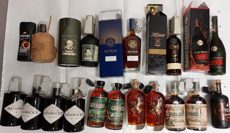 Policisté zajistili část ukradeného zboží z obchodu v Hranicích