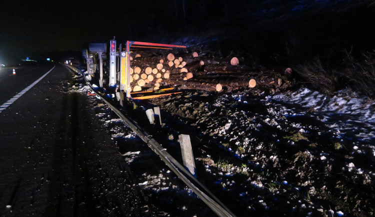 Dálniční tah z Olomouce na Ostravu zastavilo vyprošťování kamionu se dřevem