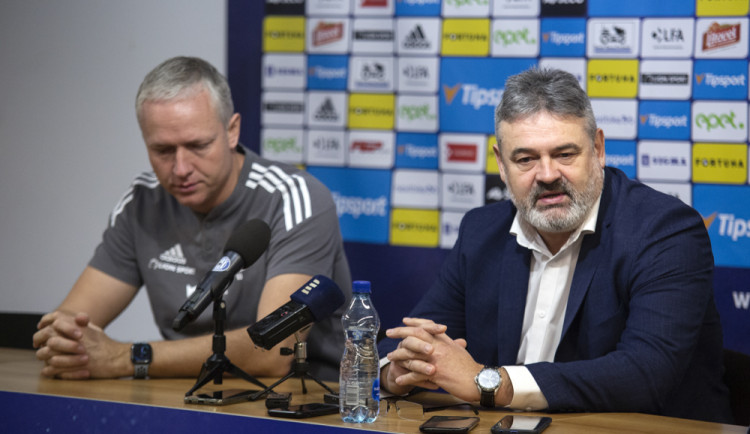 Tisková konference SK Sigma Olomouc. Vlevo trenér Václav Jílek, vedle něj sportovní manažer Ladislav Minář