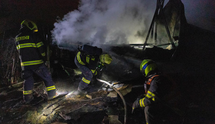 VIDEO: Další požár v zahrádkářské kolonii. Olomoučtí hasiči znovu vyjížděli k hořící chatce