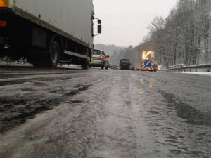 Řidiči pozor, na Šumpersku mohou namrzat silnice. Na dálnici u Olšan jsou kolony