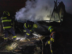 VIDEO: Další požár v zahrádkářské kolonii. Olomoučtí hasiči znovu vyjížděli k hořící chatce