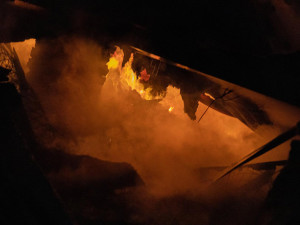 Další požár v zahrádkářské kolonii. Olomoučtí hasiči znovu vyjížděli k hořící chatce