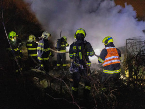 Další požár v zahrádkářské kolonii. Olomoučtí hasiči znovu vyjížděli k hořící chatce