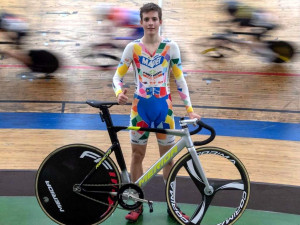 Jan Podařil z Dukly Praha reprezentuje Českou republiku i na dráze. V dresu Mapei Merida Kaňkovský se bude snažit o medaile a úspěchy na mezinárodním poli i na silnici.