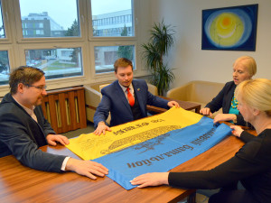 Olomoucká fakulta dostala vlajku z Bachmutu, kde zuří těžké boje. Je to poděkování za sbírku pro Ukrajinu