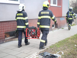 V Olomouci hořel sklepní byt. V hustém černém dýmu hasiči hledali dva nájemníky
