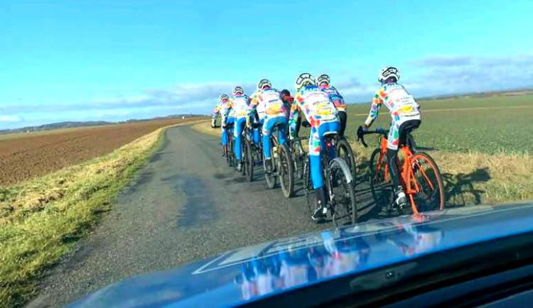 I v zimě a mrazech vyráží Mapei Merida Kaňkosvký na tréninkovou dávku, kterou z auta šéfuje trenér Jiří Kaňkovský.