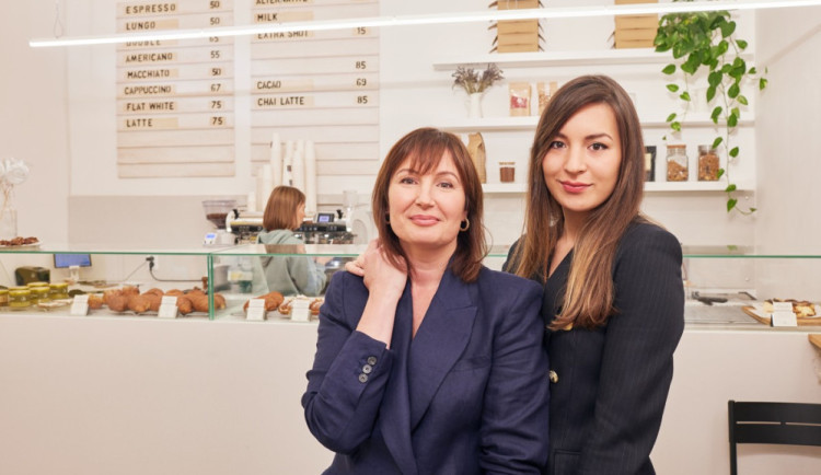 size3-16746449813037-241-daria-podnika-s-vlastni-mamou-jejich-pekarna-je-vyhlasena-pulmetrovymi-croissanty