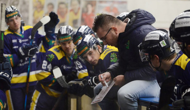 Trenér Lukáš Majer na střídačce Šumperka - ilustrační foto