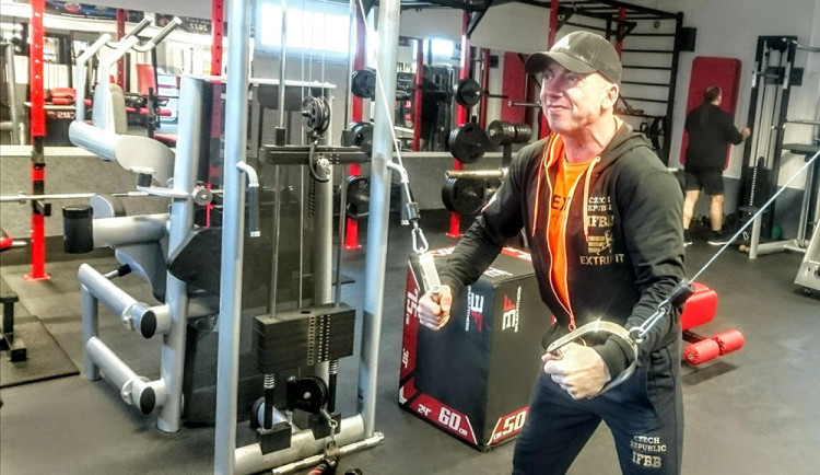 Kulturista Patrik Šerý při tréninku