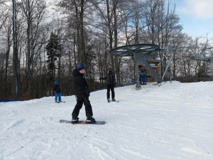 Jeseníky se radovaly ze sluníčka. Některá střediska měla výpadky, při těžbě spadl strom na elektrické dráty