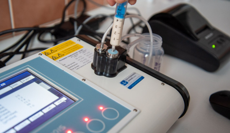 Zdravotníci ve Fakultní nemocnici Olomouc využívají nový analyzátor mateřského mléka