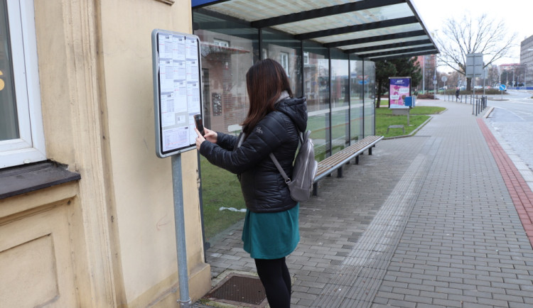 Seniory QR kódy na zastávkách neoslovily. Přerov plánuje digitální tabule