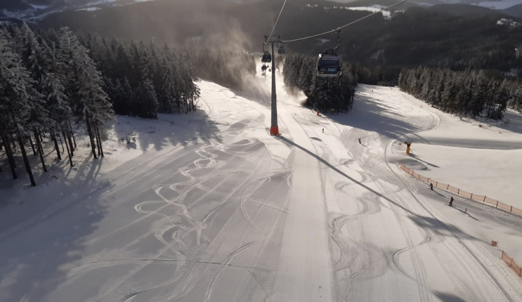 V Krkonoších připadlo až dvacet centimetrů prašanu, otvírají se další sjezdovky