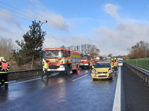 Na D35 u Litovle se zranili tři lidé. Dálnice na Olomouc byla po sérii nehod zavřená