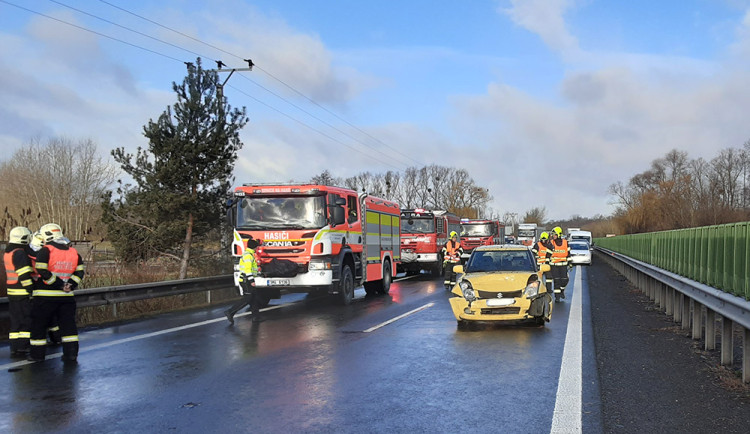 Dopravní nehody zastavily provoz na dálnici D35 u Litovle