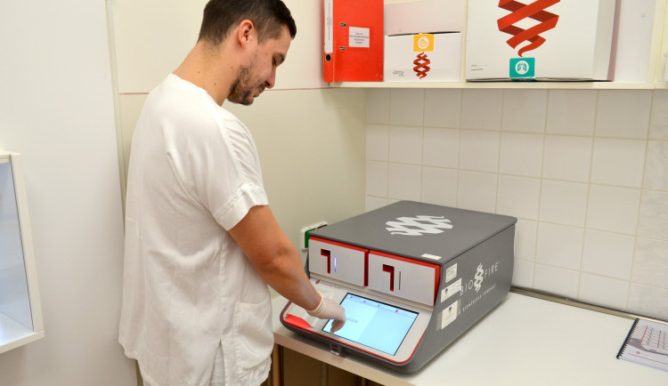 Nový přístroj v prostějovské nemocnici bleskově odhalí infekci. Pacientům může zachránit život