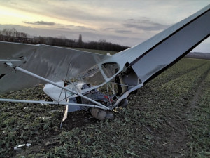 Letoun připravený ve Stichovicích ke startu odnesl poryv větru. Pilota museli vyprostit hasiči