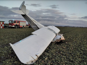Letoun připravený ve Stichovicích ke startu odnesl poryv větru. Pilota museli vyprostit hasiči