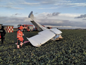 Letoun připravený ve Stichovicích ke startu odnesl poryv větru. Pilota museli vyprostit hasiči