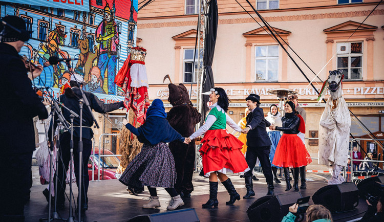 Rej masek, muzika a zabijačka. V Olomouci i Prostějově se chystá masopustní veselí
