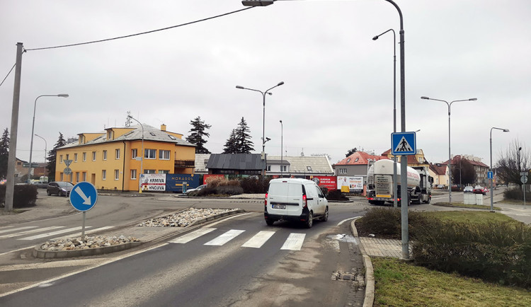 Kruhový objezd na příjezdu do Litovle od Olomouce