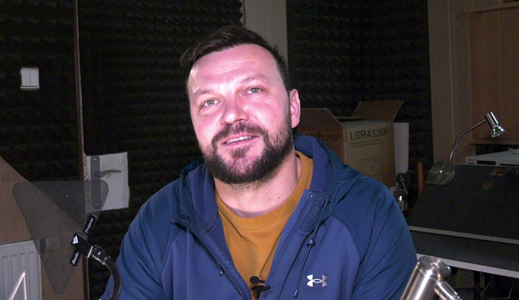 Tomáš Ujfaluši v dabingovém studiu