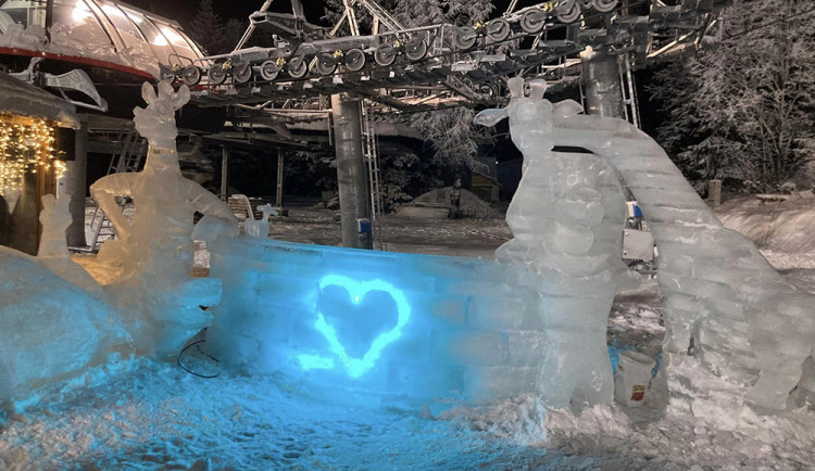 I Jeseníky mají mrazivou výstavu. Kopřivnou zdobí ledové sochy zvířat