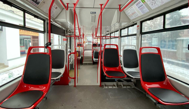 Testované plastové sedačky v jedné z olomouckých tramvají jsou vybavené vyhříváním