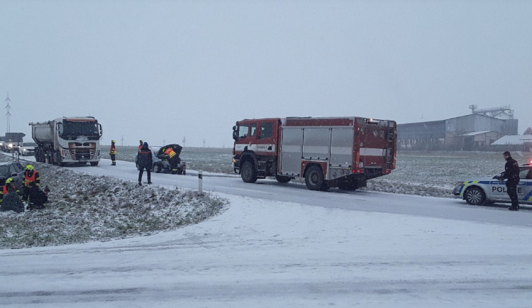 Husté sněžení komplikuje dopravu. Nehoda zavřela silnici u Olomouce