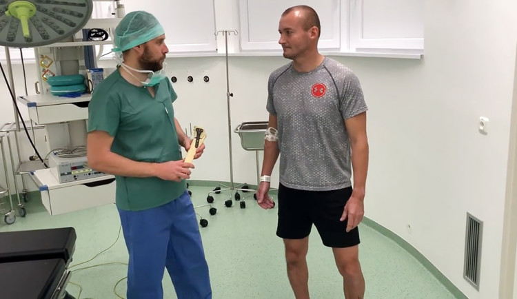 VIDEO: Osteotomie může zachránit koleno. Speciální řez do kosti zkušeně zvládají na olomoucké ortopedii