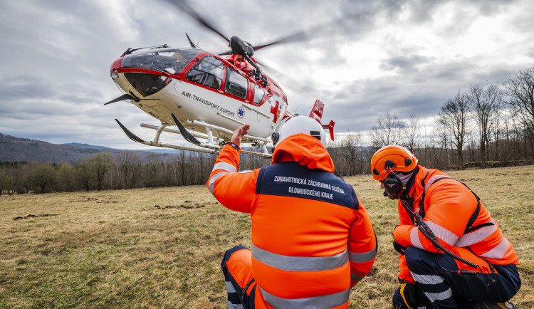 Olomoucký vrtulník Kryštof zvládl loni rekordní počet zásahů. Rozvíjí se i spolupráce s horskou službou