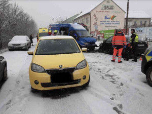 Husté sněžení komplikuje dopravu. Nehoda zavřela silnici u Olomouce