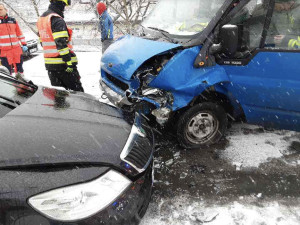 Husté sněžení komplikuje dopravu. Nehoda zavřela silnici u Olomouce