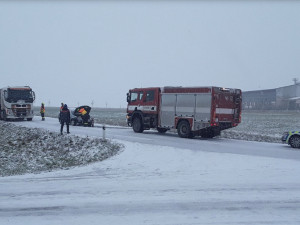Husté sněžení komplikuje dopravu. Nehoda zavřela silnici u Olomouce