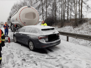 Husté sněžení komplikuje dopravu. Nehoda zavřela silnici u Olomouce