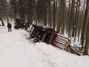 Husté sněžení komplikuje dopravu. Nehoda zavřela silnici u Olomouce